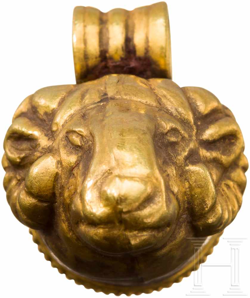 Amulettkapsel, Gold, griechisch, 5. Jhdt. v. Chr.Kapsel in Form eines Widderkopfes. Am oberen Ansatz - Image 3 of 5