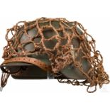 Stahlhelm M 35 des Heeres mit beiden AbzeichenGlocke mit feldgrauer Originallackierung (sichtlich