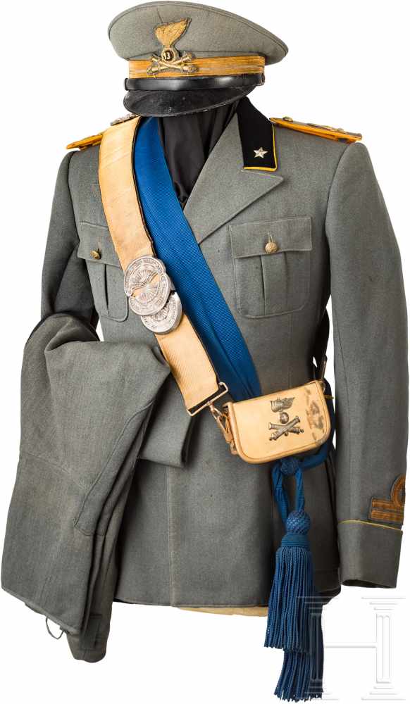 Uniform M 34 für einen Hauptmann des Feldartillerie-Regiments Nr. 13Schirmmütze mit Deckel aus