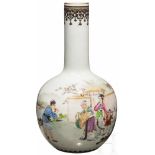 Hochwertige Famille Rosè-Vase, China, RepublikzeitBauchige Vase mit schlankem Hals aus weißem