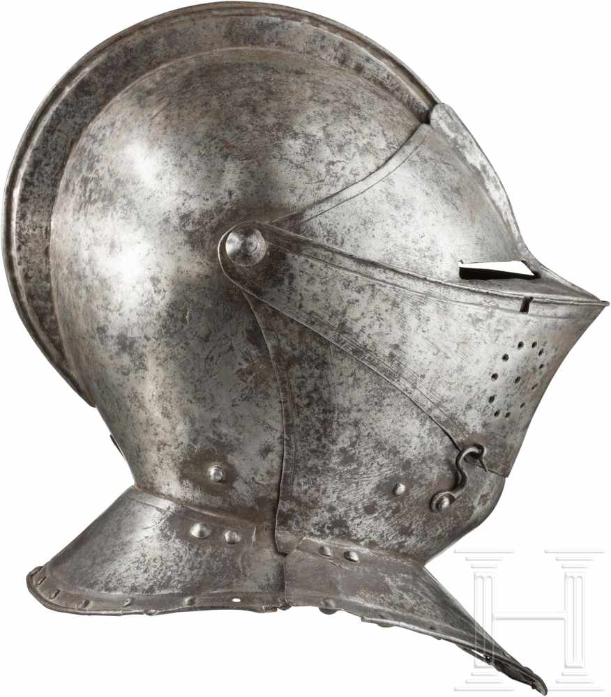 Geschlossener Helm, flämisch, um 1570/80Zweiteilig geschlagene Kalotte mit hohem Kamm. Zweiteiliges, - Image 2 of 4