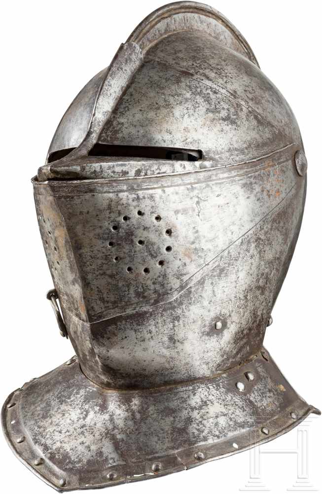 Geschlossener Helm, flämisch, um 1570/80Zweiteilig geschlagene Kalotte mit hohem Kamm. Zweiteiliges,