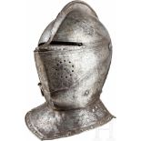 Geschlossener Helm, flämisch, um 1570/80Zweiteilig geschlagene Kalotte mit hohem Kamm. Zweiteiliges,