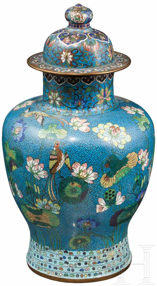 Cloisonné-Vase, China, 19. Jhdt.Bauchige Vase aus Kupfer mit ganzflächigem Cloisonné-Dekor. Auf - Image 2 of 3