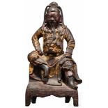 Bronzeskulptur eines Kriegsgottes, China, Ming-DynastieHohl gegossene, sitzende Figur auf einer