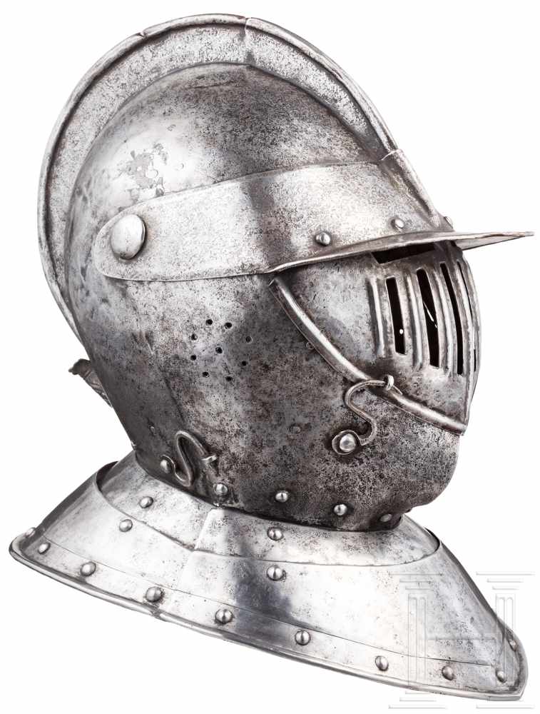 Kürassierhelm, deutsch, um 1620Zweiteilig gearbeitete Kalotte mit gebördeltem Kamm und im Nacken - Image 2 of 3