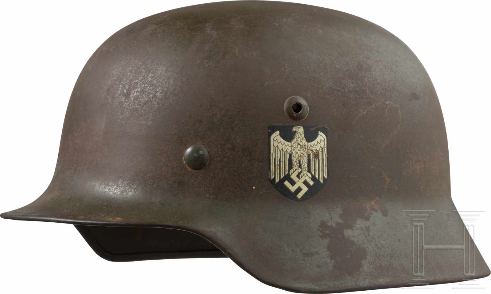 Stahlhelm M 35 des Heeres mit beiden AbzeichenGlocke mit feldgrauer Originallackierung (sichtlich