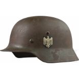 Stahlhelm M 35 des Heeres mit beiden AbzeichenGlocke mit feldgrauer Originallackierung (sichtlich