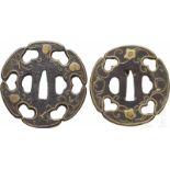 Zwei Tsubas, Japan, um 1650Eiserne Kirikome Rokkagata Sukashi-Tsuba. Heianjo-Arbeit mit Messing