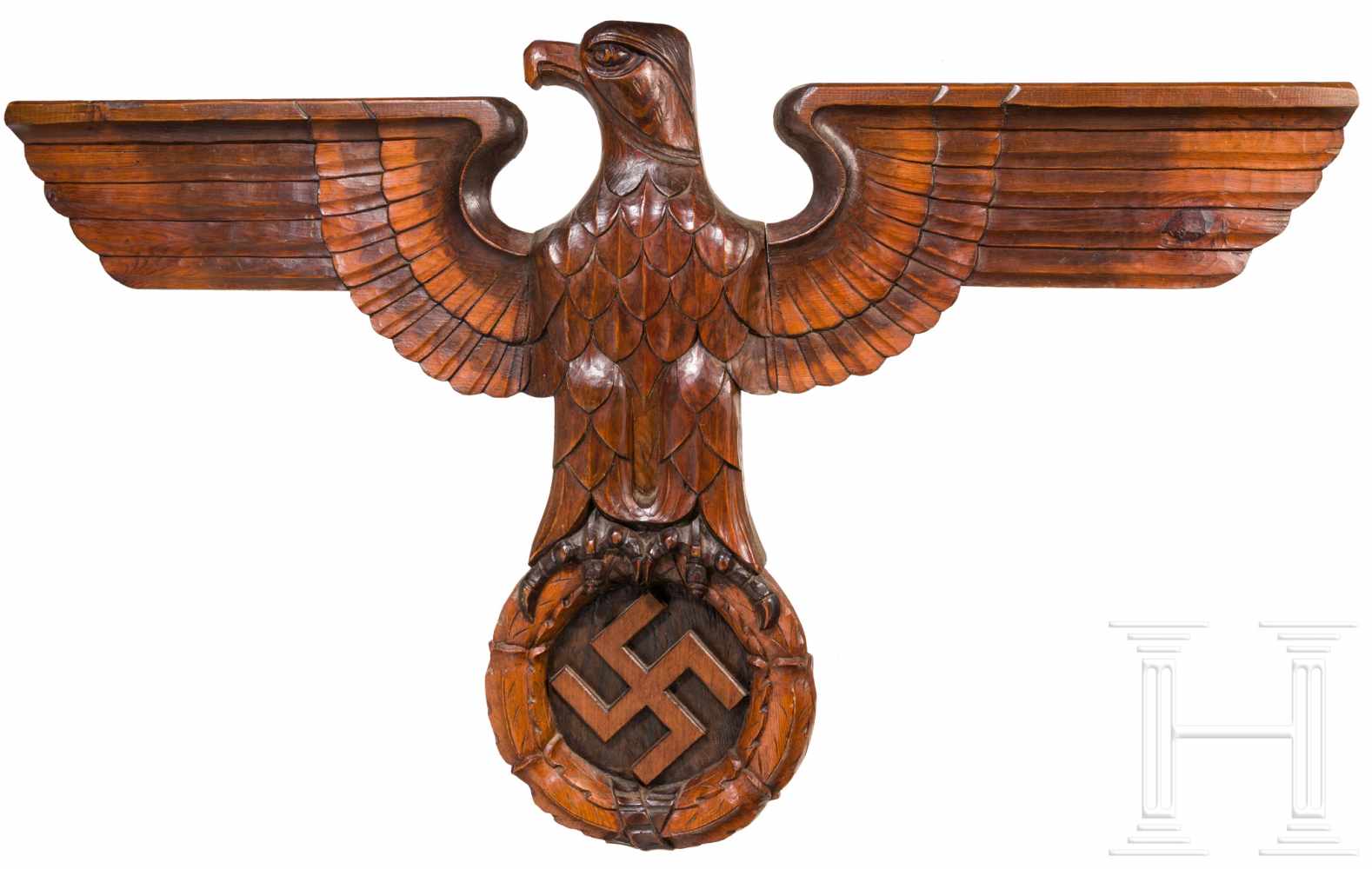 Großer, hölzerner WandadlerHalbplastischer Adler aus braun eingelassenem Holz mit reliefiertem