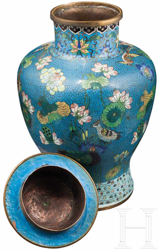 Cloisonné-Vase, China, 19. Jhdt.Bauchige Vase aus Kupfer mit ganzflächigem Cloisonné-Dekor. Auf - Image 3 of 3