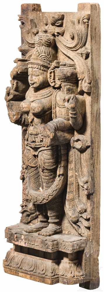 Hölzerne Tempelfigur, Indien, 18./19. Jhdt.Dreiviertel-plastisch geschnitzte Figur aus Hartholz - Image 2 of 3