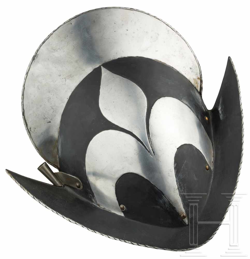 Schwarz-weißer Morion, deutsch, um 1600Zweiteilig gearbeitete Kalotte mit hohem, geschnürltem - Image 2 of 3