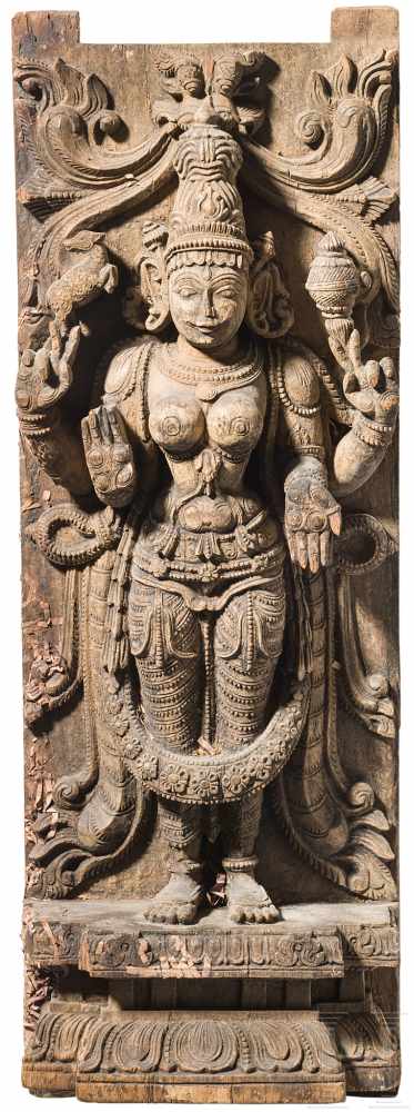 Hölzerne Tempelfigur, Indien, 18./19. Jhdt.Dreiviertel-plastisch geschnitzte Figur aus Hartholz