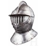 Kürassierhelm, deutsch, um 1620Zweiteilig gearbeitete Kalotte mit gebördeltem Kamm und im Nacken