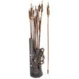 Pfeilköcher mit silbertauschierten Eisenbeschlägen, Tibet, 19. Jhdt.Asymmetrischer, vernähter Köcher