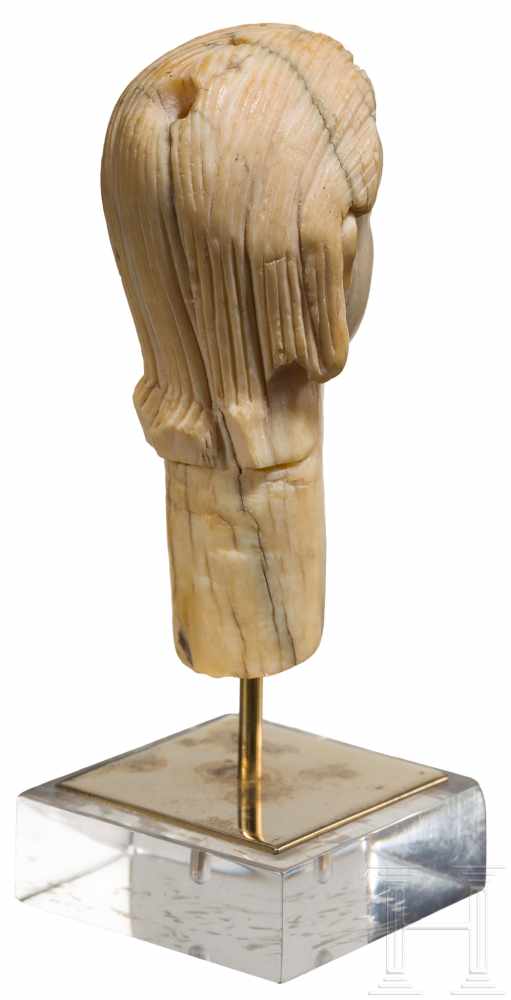 Kopf mit Zügen der Julia Paula aus Bein, römisch, frühes 3. Jhdt.Weiblicher Kopf aus Bein mit fein - Image 4 of 4
