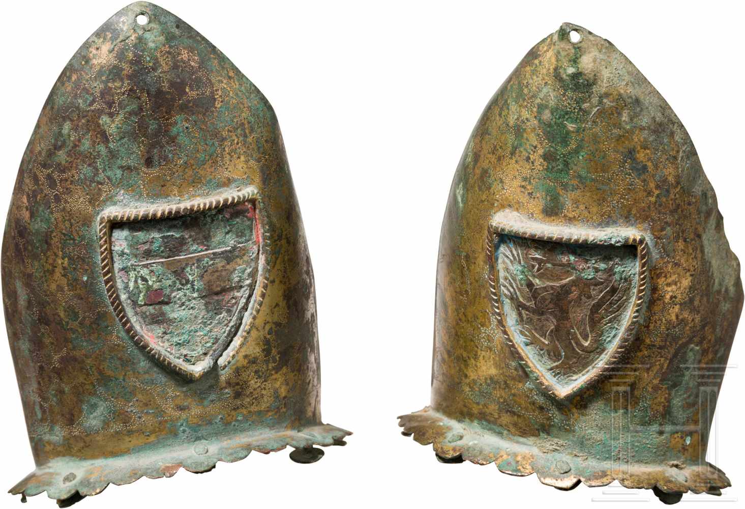 Teile einer Rossstirn (Chamfron), steirisch, 13./14. Jhdt.Feuervergoldetes Kupfer. Ursprünglich - Image 3 of 6