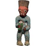 Fetischfigur der Bamum, KamerunStehende, aus Holz gefertigte Männerfigur. Der Überzug vollflächig