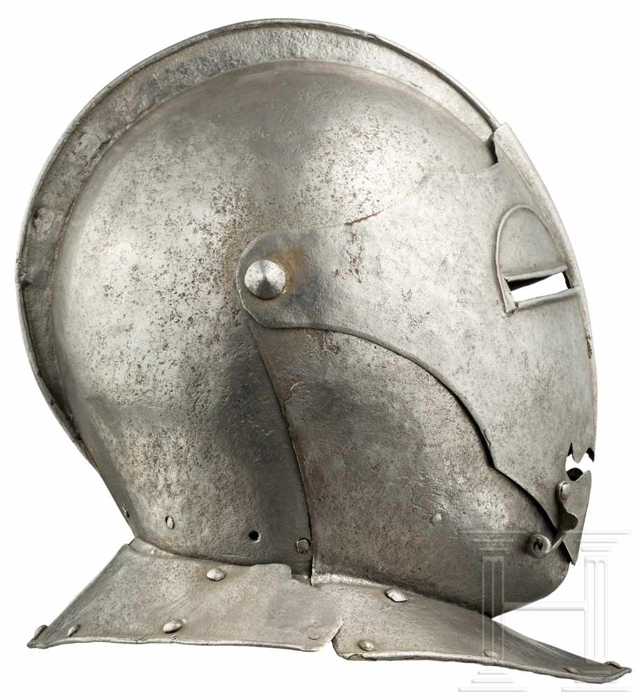 Kürassier-Mantelhelm, Italien, um 1620Zweiteilig gearbeitete, schwere Kalotte mit schmalem, - Image 2 of 5