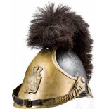 Raupenhelm, um 1860Hohe Lederglocke mit Bärenfellraupe, vorne Emblem (wohl Bürgerwehr einer