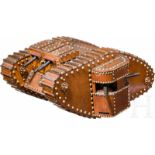 Hölzernes Tischmodell eines britischen Mark IV Tanks mit Maschinengewehren (female), Trench Art um