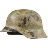 Stahlhelm M 42 mit TarnanstrichGlocke mit mitgeprägten Belüftungsöffnungen und zusätzlichem