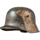 Stahlhelm M 16 mit Mimikry-TarnanstrichAußenseitig mit dreifarbigem, schwarz abgesetztem