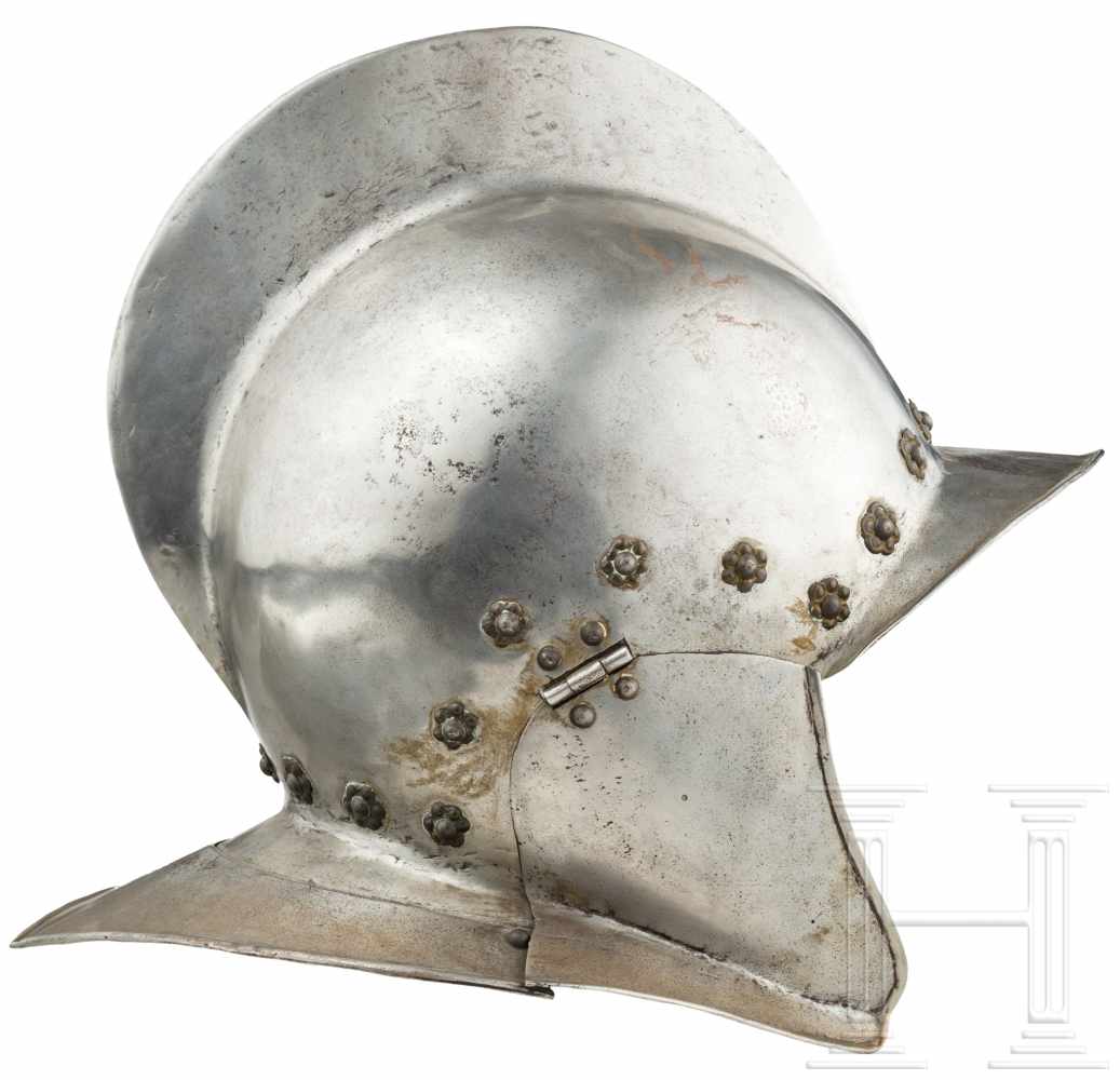 Sturmhaube, deutsch, um 1580Einteilig gearbeitete Kalotte mit hohem, einfachem Kamm, spitz - Image 2 of 2