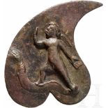 Eros-Applike, römisch, 2. - 3. Jhdt.Bronzeapplike mit Reliefdarstellung des geflügelten Eros. Die