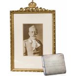 Kaiser Wilhelm II. - Geschenkrahmen mit Foto und Unterschrift, Etui in Silber "S.M.S. York"