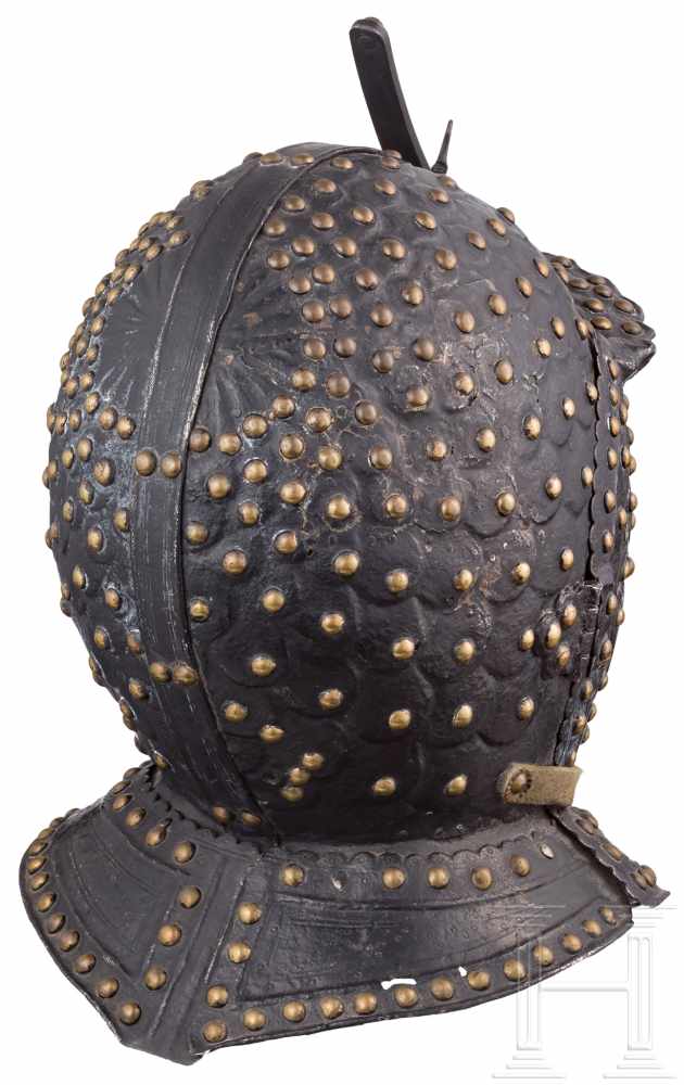 Kürassierhelm mit Schuppendekor, Norditalien/Frankreich, um 1600Zweiteilig gearbeitete Kalotte mit - Image 4 of 4