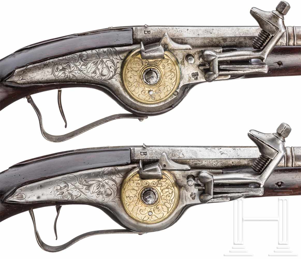 Ein Paar Offiziers-Radschlosspistolen, Suhl, um 1650Achtkantige, nach geschnittenen Balustern - Image 3 of 6