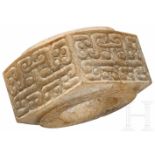 Jade-Tisun, China, Zeit der streitenden Reiche, 4./3. Jhdt. v. Chr.Vierseitiges Erdsymbol "Tisun"