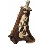 Jagdliche Hirschorn-Pulverflasche, Lebrecht Schulz, Meiningen, um 1840Korpus aus schön geperltem