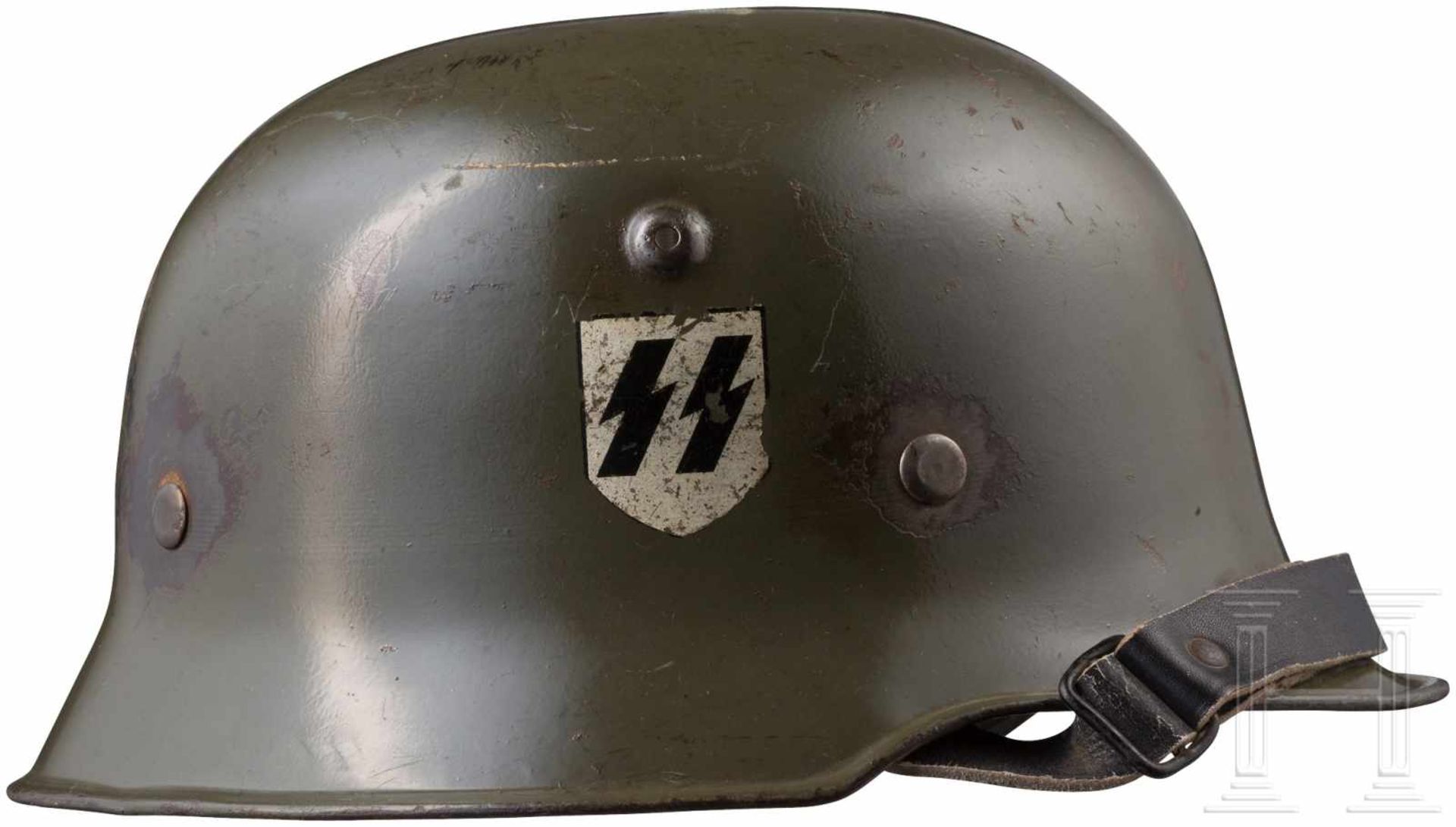 Stahlhelm M 34 der Waffen-SS mit beiden AbzeichenGlocke mit feldgrauer Originallackierung und