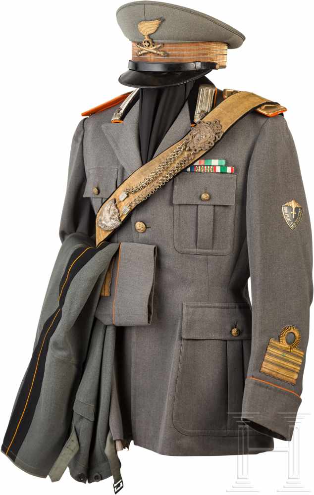 Uniform M 34 für einen Oberst der Artillerie der Divisione Granatieri di SardegnaSchirmmütze mit