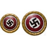 Ein Satz des goldenen Ehrenzeichens der NSDAP (Goldenes Parteiabzeichen)Nummerngleicher Satz in 30