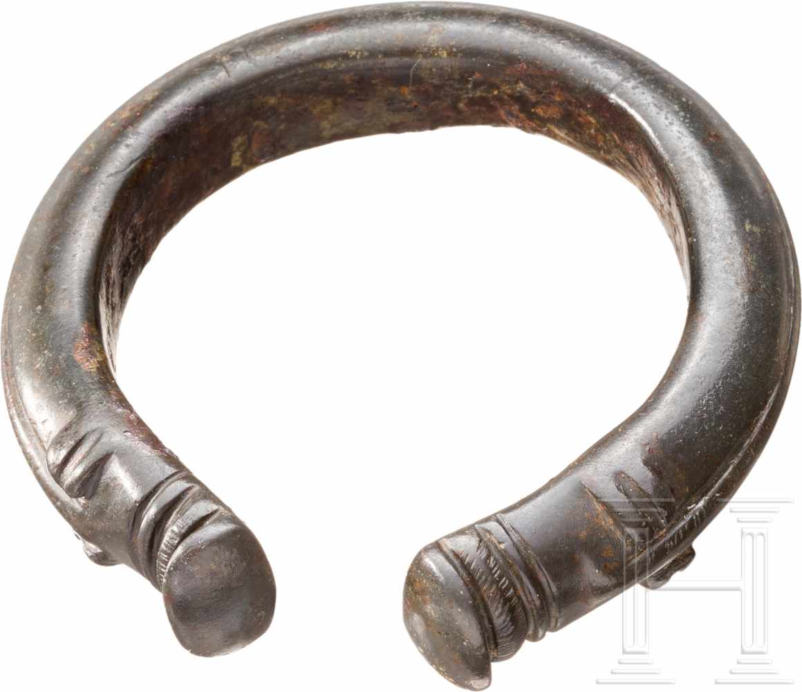 Bronzearmreif, südosteuropäische Eisenzeit, 3. - 2. Jhdt. v. Chr.Massiver offener Armreif mit D-