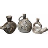 Drei Gefäße, Peru, Chimú-Kultur, 1250 - 1470Schwarz geschmauchte Flasche mit zylindrischem