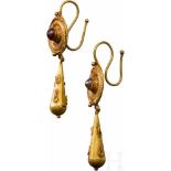 Ein Paar goldene Ohrringe mit Zierscheibe und Keulenanhänger, römisch, 1. - 2. Jhdt.Goldenes