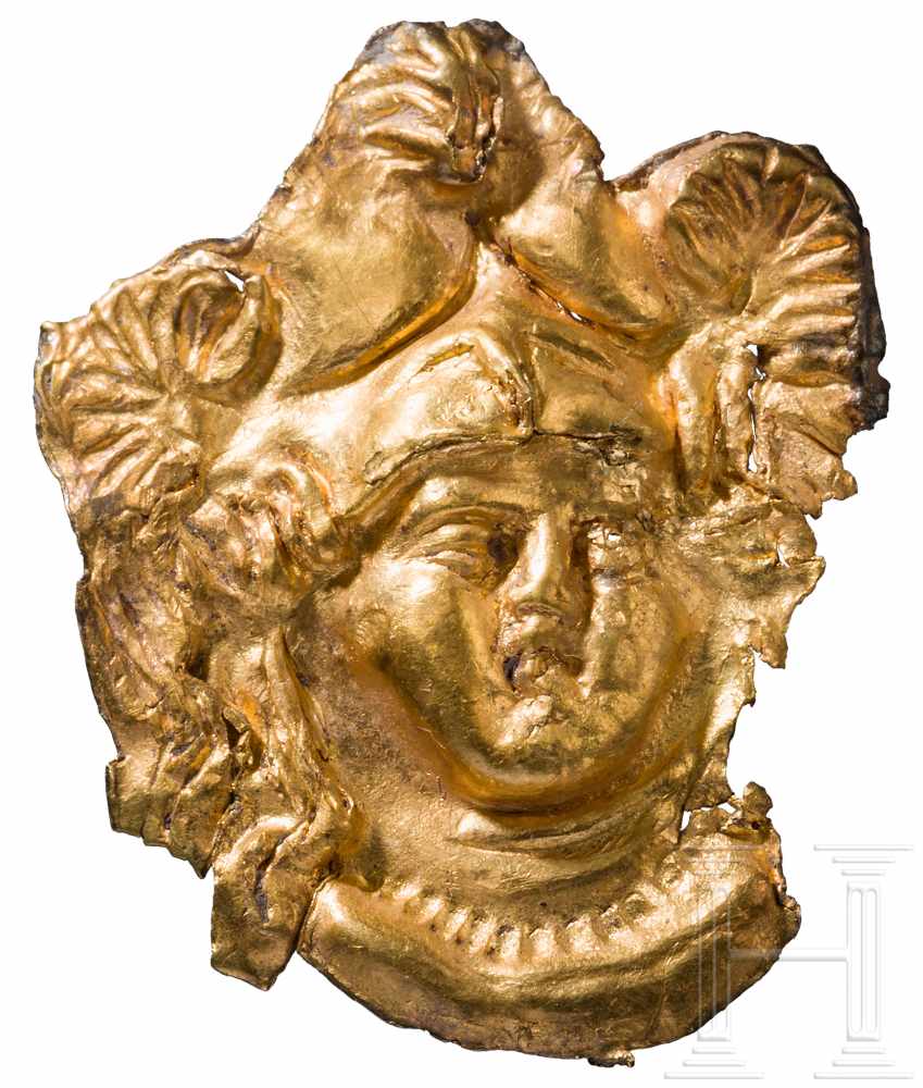 Goldblechapplik mit Athena, griechisch, 5. - 4. Jhdt. v. Chr.Kopf der Athena mit von drei Büschen