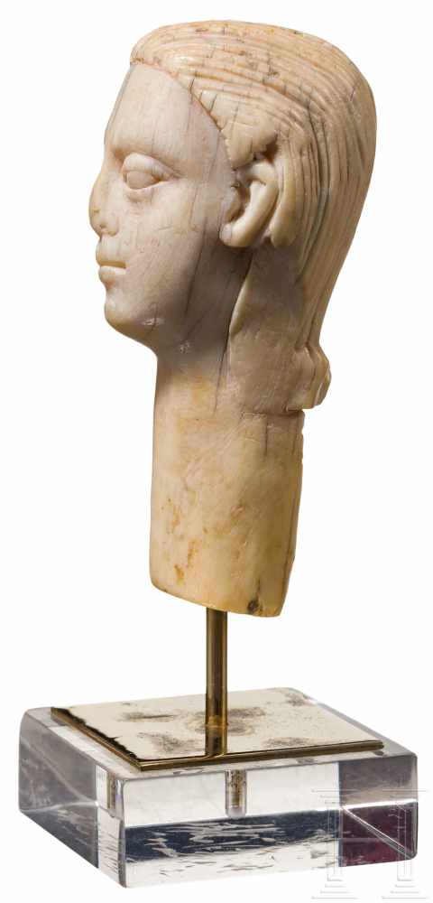 Kopf mit Zügen der Julia Paula aus Bein, römisch, frühes 3. Jhdt.Weiblicher Kopf aus Bein mit fein - Image 3 of 4
