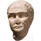Marmorkopf, römisch, 2. Hälfte 1. Jhdt.Marmorner Männerkopf mit individuellen Zügen wie etwa einer