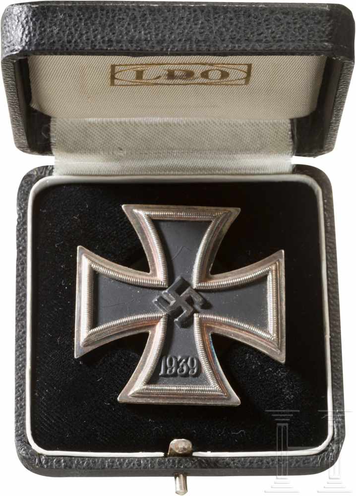 Eisernes Kreuz 1939, 1. Klasse, an Schraubscheibe im EtuiGeschwärzter Eisenkern in versilberter