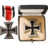 Eisernes Kreuz 1939, 1. und 2. KlasseJeweils geschwärzter Eisenkern in versilberter Zarge, die 1.
