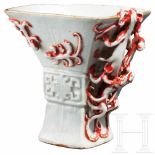 Celadon-Becher, China, frühe Quing-DynastieBecher mit rechteckiger Kuppa aus Porzellan, mit leicht