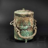 Archaische Bronzedose, China, Zeit der streitenden Reiche, 4./3. Jhdt. v. Chr.Dünnwandig gegossene