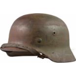 Stahlhelm M 40 mit TarnanstrichGlocke mit mitgeprägten Belüftungsöffnungen, flugrostig/narbig mit