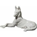 Kleiner, liegender SchäferhundWeiße, glasierte Porzellanfigur nach einem Entwurf von Professor